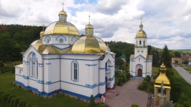 Kubbeli kilise arka plan köy ve orman yakın uçan hava atış