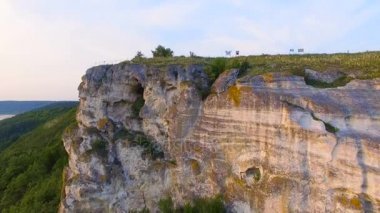 Kayalar yakınındaki bir günbatımı hava atış. Canlı renkler suda yansıtılır