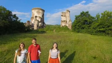 Grup eğlenceli gençler almak hava Selfies, gülümseme ve yapmak yüzler