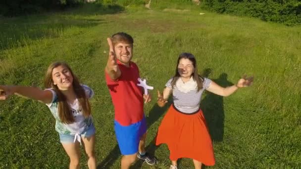 Grupo de adolescentes divertidos se toman selfies aéreos, sonríen y hacen caras — Vídeo de stock