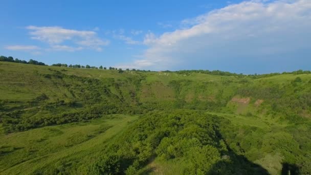 Szórakoztató tizenéves veszi légi Selfies, mosoly és hogy arcok — Stock videók