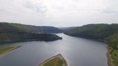 Havadan görünümü. İki müzisyen piyanist ve adada oynarken akordiyonist