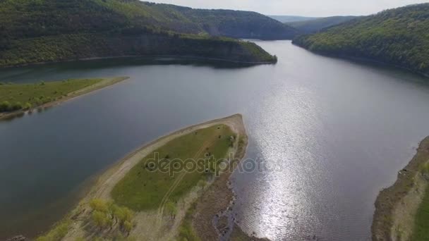 Légifelvételek. Két zenész, zongorista és a harmonikás játszik a szigeten — Stock videók