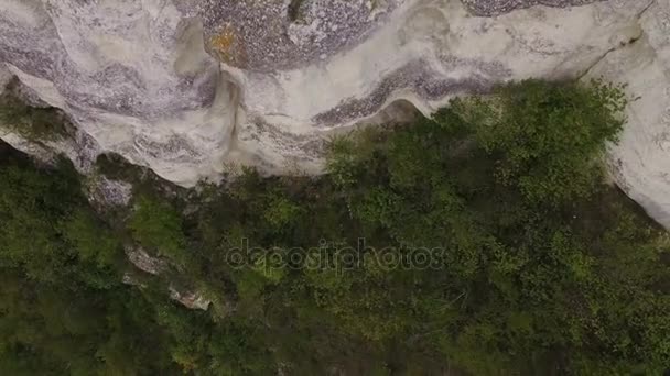 Vista aérea. Acordeonista jugando en las rocas. Puesta de sol sobre el mar — Vídeos de Stock