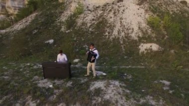 Havadan görünümü. Piyanist ve buzlu oynarken akordiyonist. Deniz üzerinden günbatımı