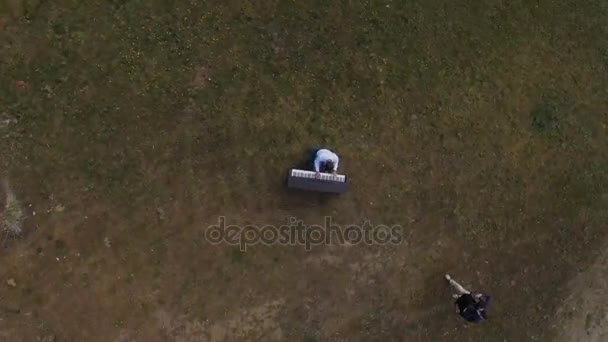 Vista aérea. Dos músicos Pianista y acordeonista tocando en la isla — Vídeos de Stock