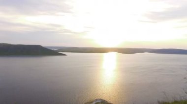 İki müzisyen piyanist ve buzlu günbatımında deniz üzerinde oynarken akordiyonist