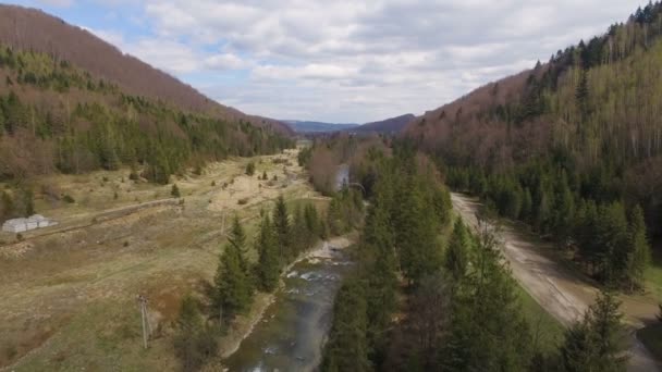 Vista aérea. Volando sobre la hermosa montaña Río y bosque — Vídeo de stock