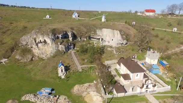 Caverna vista aérea na rocha do dia ensolarado — Vídeo de Stock