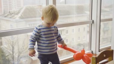 Küçük çocuk çok renkli plastik blokları, topları, oda mutfak ile oynarken