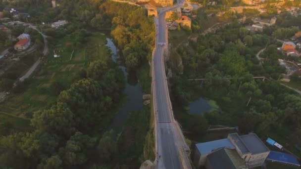 Під час заходу сонця повітряний постріл Кам'янця-Подільського замку в Україні — стокове відео