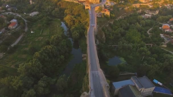 Légi Kamenets-Podolsky kastélyban Ukrajnában sunset felvétel — Stock videók