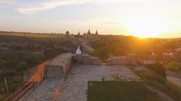 Luchtfoto: mooie paar wandelen in het antieke grote kasteel 4k — Stockvideo