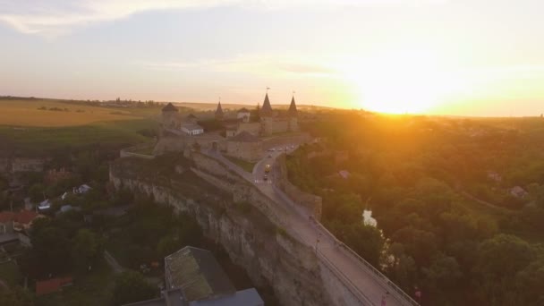 Антена вистрілив Кам'янець-Подільський замок на захід сонця і один з найбільших замків у Європі — стокове відео