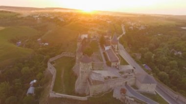 Gün batımı ve bir Avrupa'nın en büyük kale Kamenets Kalesi ateş anteni