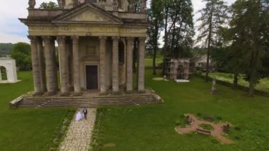 Aşık çift ile eski Katolik Kilisesi'nin havadan görünümü