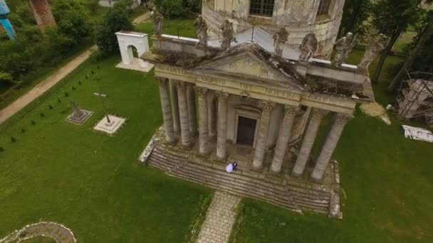 A légi felvétel a régi katolikus templom szerelmes pár — Stock videók