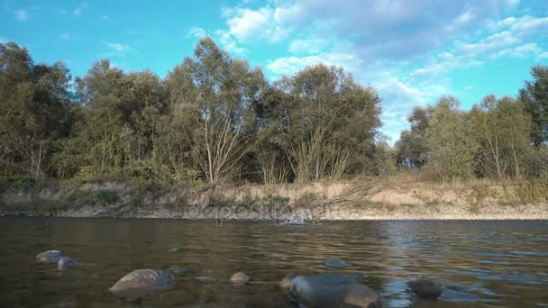 Boulder cade nella calma acqua blu e fa grandi spruzzi e onde 4k — Video Stock