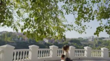 Sadece evli çift köprü uhd şehirde yürüyüş