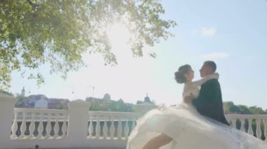 Sadece evli çift köprü uhd şehirde yürüyüş