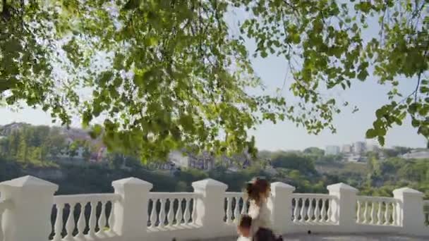 Juste un couple marié marchant dans la ville, pont uhd 