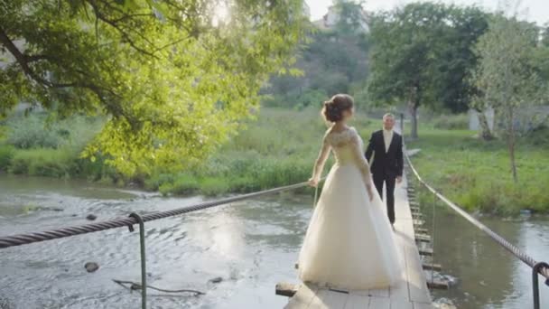 Pareja casada caminando por la ciudad, bridge uhd — Vídeo de stock