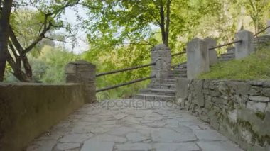 Bahçe merdiven, güzel loş açık havada 4 k yukarı gel bakış açılı kamera