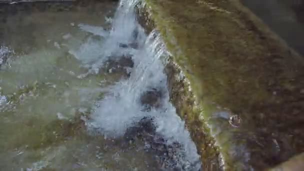 Arco iris en la cascada de montaña 4k — Vídeos de Stock