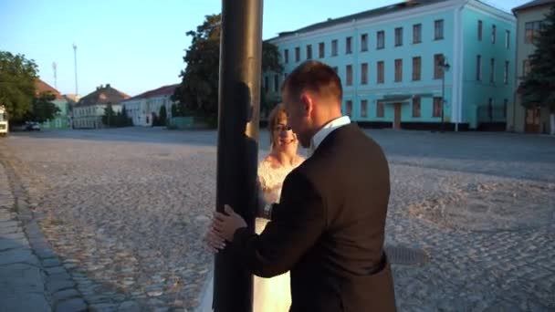 Pareja casada caminando por la ciudad, bridge uhd — Vídeos de Stock