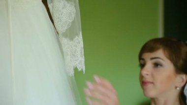 Gelinlik Seçimi, poz ve çalışırken genç çekici kadın