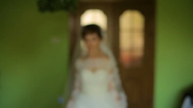 Gelinlik Seçimi, poz ve çalışırken genç çekici kadın