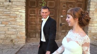 Parkta yürürken elele çift eski kale yakınında. Ağır çekim