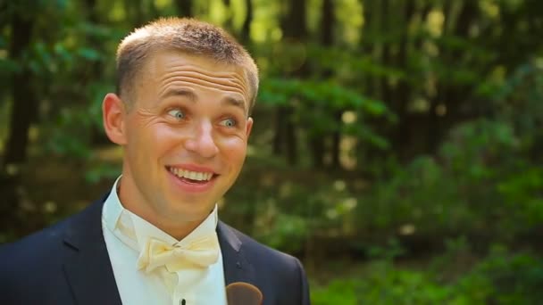 Komik iş adamı yapım aptal karışık tatlı yüzler — Stok video