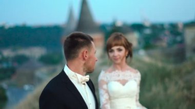 Parkta yürürken elele çift eski kale yakınında. Ağır çekim