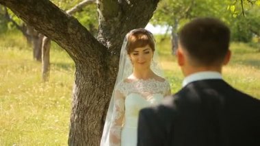 Damat gelini onu ayakta bir buket Dizimin üstüne doğa verir