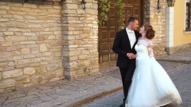 Juste un couple marié marchant dans la ville, pont uhd — Video