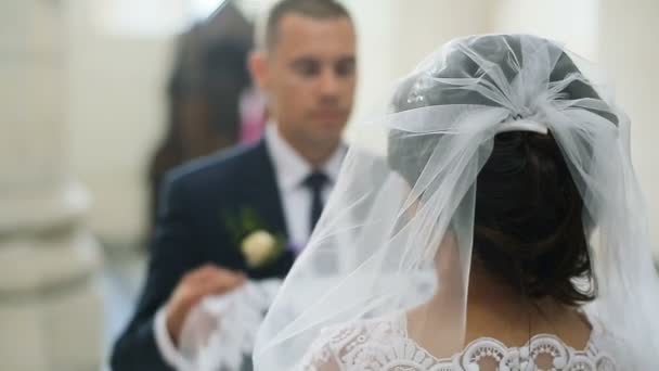 Élégant marié et mariée portant costume bleu tenant la main marchant dans la vieille église — Video