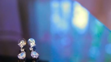 Lumplight, koyu ahşap doku düğün halkalar. Takı düğün.