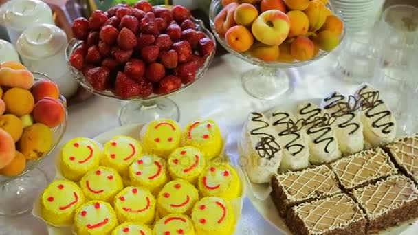 Mesa de recepción decoración fruta, cacke, champán — Vídeo de stock