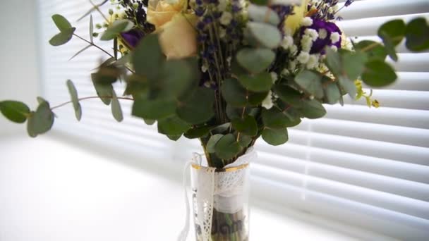 Γάμος Μπουκέτο λουλούδια στο παράθυρο — Αρχείο Βίντεο