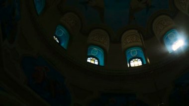 Pov kamera Gotik Katedrali renkli vitray pencerelere, hareket içinde