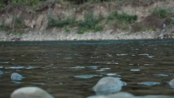 Boulder cai na água azul e faz grande respingo e ondas movimento lento — Vídeo de Stock