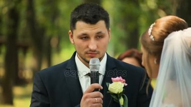 Damat Düğün töreninde dekore edilmiş kemer ayakta yemin diyor