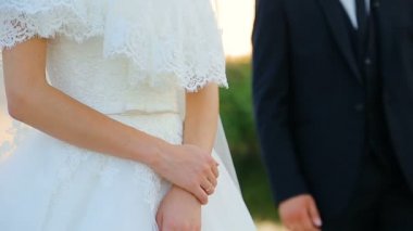 Gelin ve Damat Düğün yürüyüşe göle karşı kucaklamak