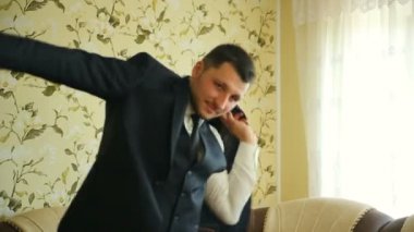 Pencerenin bir kravat bağlama Beyaz tişörtlü adam. Yakın çekim