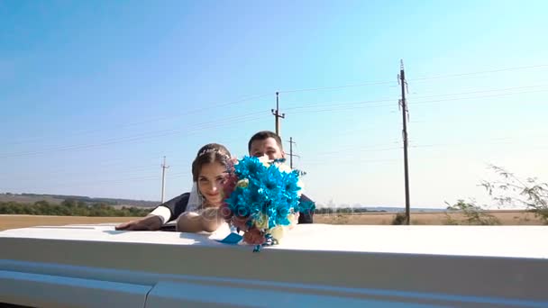 Montando carro limusine com noiva e noivo em câmera lenta — Vídeo de Stock