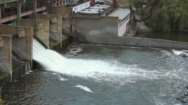 Streams of water on the river dam fall down, splashes and swirls Slow motion — Stock Video