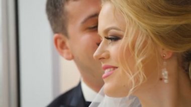 Gelin ve damat pencerenin yanında. Bugünü unutma, sevgilim. Hazır mısın?.