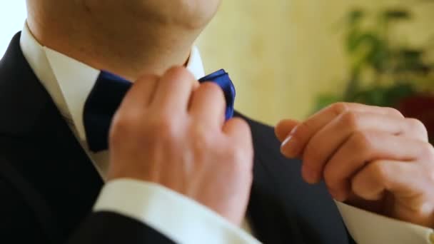 Dressing man rechtzetten ' bow-tie ondiepe scherptediepte — Stockvideo