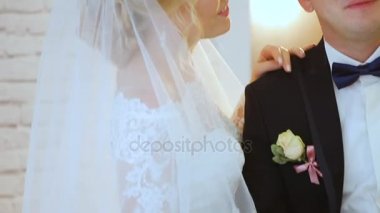 Gelin ve damat pencerenin yanında. Bugünü unutma, sevgilim. Hazır mısın?.